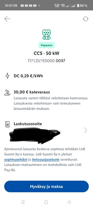 Skärmbild från en app som visar laddstationens info: "CCS 50 kW, Vapaana, 0,29 €/kWh", med betalningsinstruktioner och ett "Godkänn och betala"-alternativ.