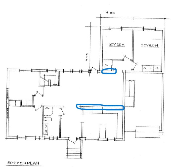 Planritning av bottenvåning från ett Gullringshus, med bärande väggar markerade i blått.