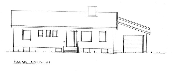 Ritning av ett Gullringshus från 1965, fasad nordost, med tak och en garageport till höger.