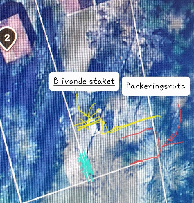 Flygbild med markeringar av parkeringsruta, blivande staket och infart. Två bilar synliga nära byggnader och gränser mellan tomter.