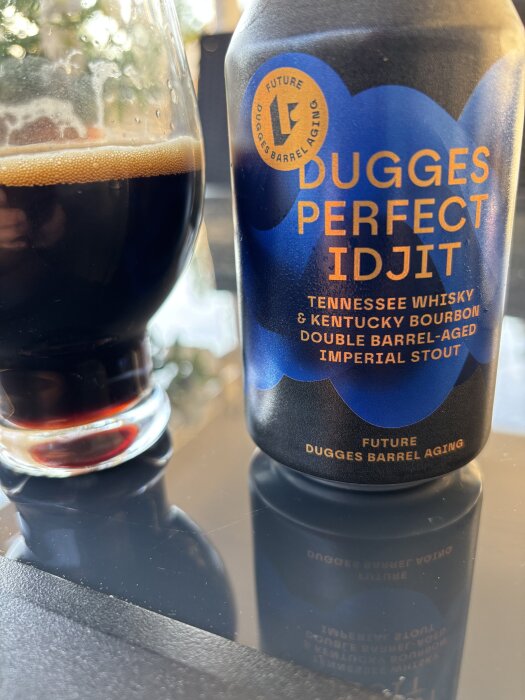 Burk och glas med mörk öl, Dugges Perfect Idjit, en dubbel fatlagrad imperial stout med Tennessee whisky och Kentucky bourbon.