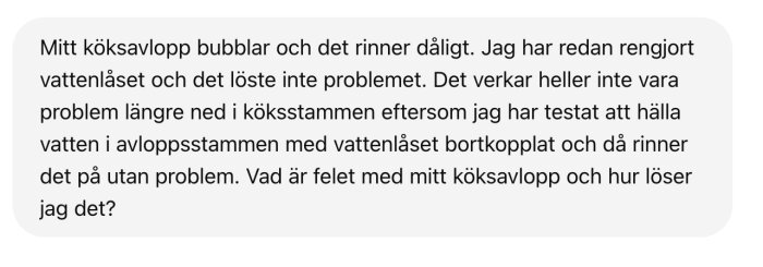 Textmeddelande om problem med ett bubblande köksavlopp och dåligt flöde trots rengöring av vattenlåset.