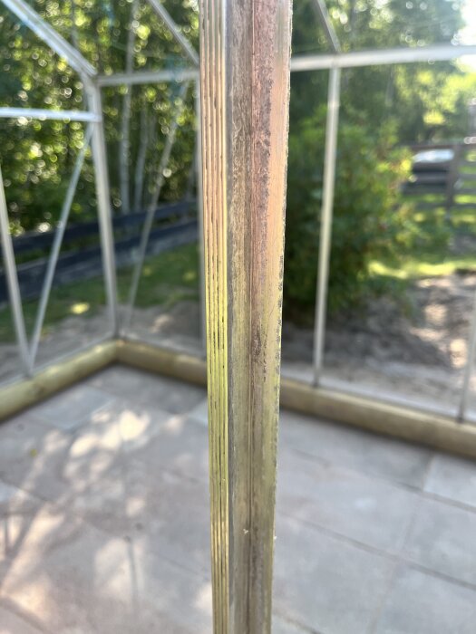 Gammalt växthus med bortskrapade lister, nu med behov av självhäftande lister för montering av glas.