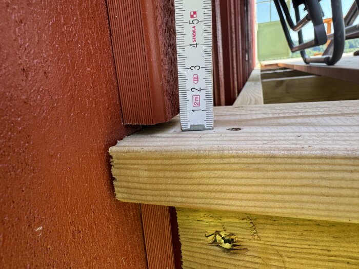 Mittanauha mittaa etäisyyden seinän ja terassin välillä rakentamisprojektille.