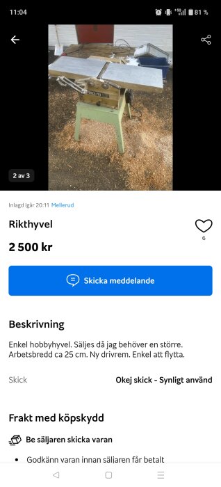 Rikthyvel på grön metallram, omgiven av sågspån.