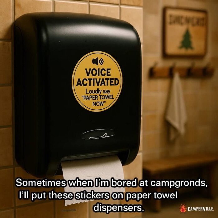 Pappershanddukdispenser med roligt klistermärke: "Voice Activated - Loudly say 'Paper Towel Now'.