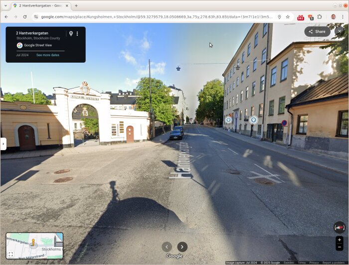Gata i Stockholm, Hantverkargatan, med byggnader och ark med "Kungliga Myntet". Google Street View-bild från juli 2024.