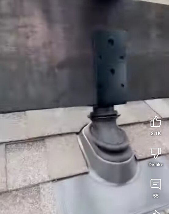 Ventilationsrör genom tak med tegelpannor, svart tätningsmanschett.