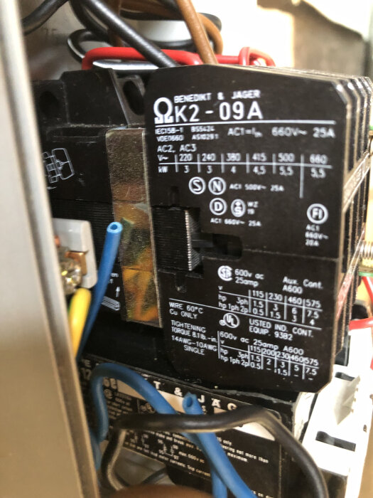 Kontaktor av märket Benedikt & Jäger K2-09A med etikettinformation, omgiven av kablar och monterad i elektrisk panel.