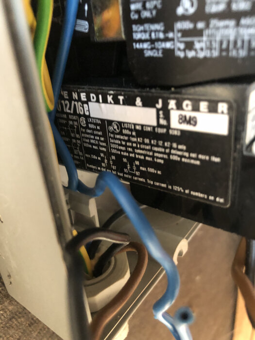 Närbild på Benedikt & Jäger kontaktor med flera elektriska kablar inkopplade, inklusive en oanvänd blå kabel.