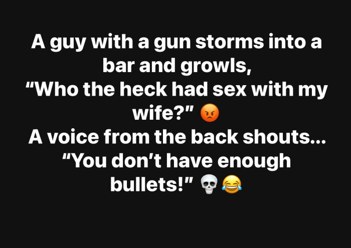 Textskämt på svart bakgrund med en man som går in i en bar och frågar vem som varit med hans fru, någon svarar att han inte har tillräckligt med kulor.