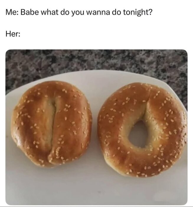 Två bagels på en vit tallrik, den vänstra är delad medan den högra är hel med sesamfrön på.