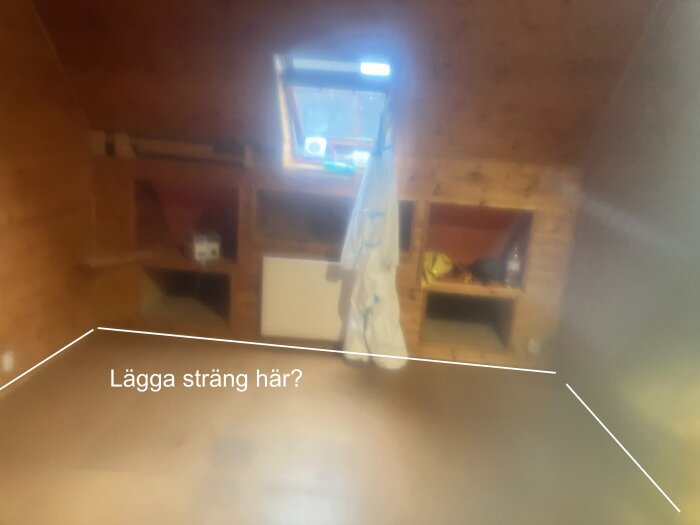 Oklart rum med furupanel, inbyggda hyllor och ett takfönster. Texten "Lägga sträng här?" markerar golvets skarvar.