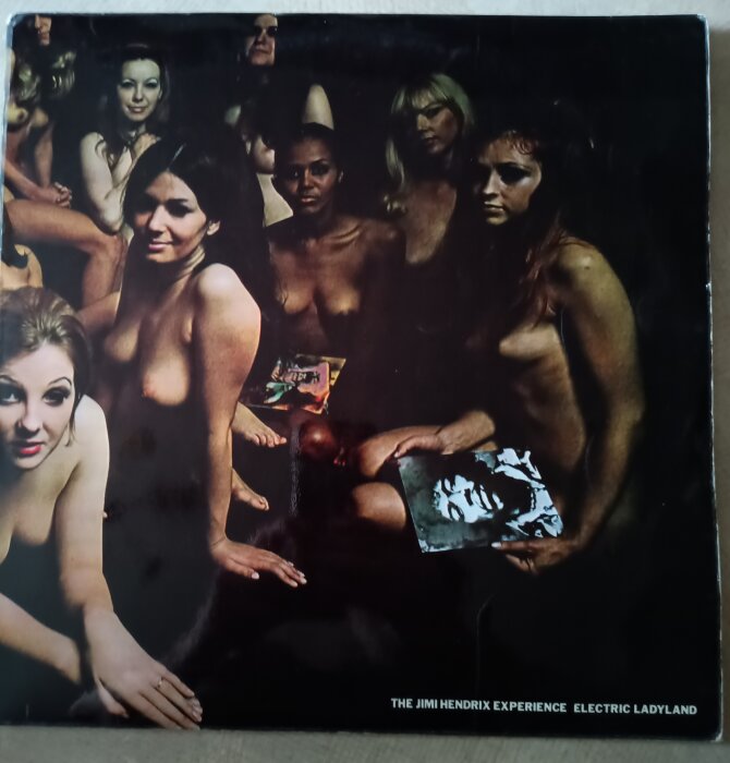 Omslaget till Electric Ladyland av Jimi Hendrix, med flera kvinnor i olika poser, känd för att vara ekivokt och senare ändrat.