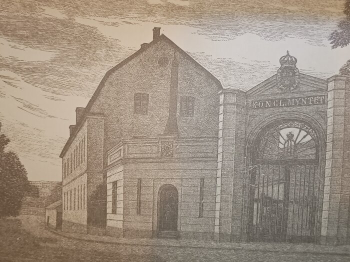 Trägravyr av Myntverket av Waldemar Bernhard, med text "Kongl. Myntet" ovanför ingången. Gjord inför Stockholmsjubileet 1953.