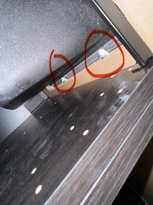 Underlimmad diskho med vita klips och skruvar i köksbänk, illustration av monteringsfråga med nya metoden från IKEA.