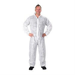 Person i hvid engangsoverall, velegnet til beskyttelse ved håndtering af materialer som asbest under renovering eller nedrivning.
