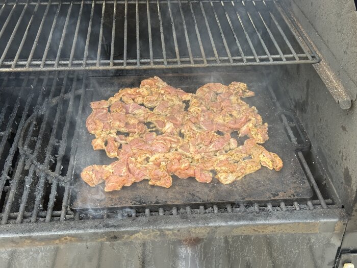 Grillad köttblandning på en utegrill, förberedelse för hemgjord kebabrulle.