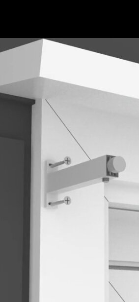 Distansprofil monterad på lutande fasadpanel med skruvar, visar hur den är fäst för vertikalmatris montering.