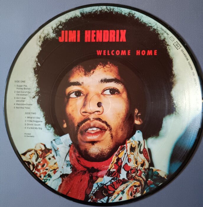 Bild av en skiva med Jimi Hendrix porträtt och titeln “Welcome Home”, inklusive låtar som “Sugar Pie, Honey Bunch”.