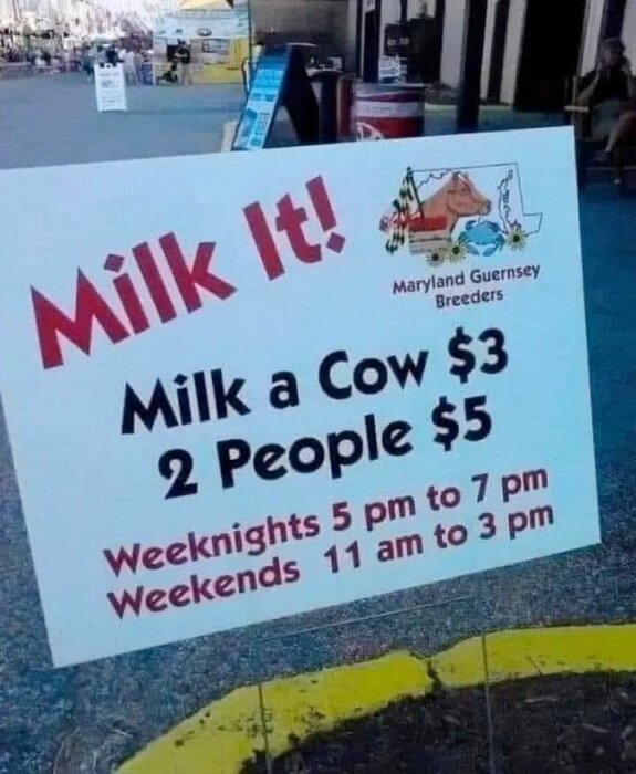 Skylt med texten "Milk a Cow $3, 2 People $5", Maryland Guernsey Breeders, tider weeknights och weekends.