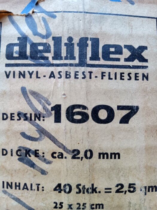 Förpackning med Deliflex vinyl-asbest-plattor modell 1607, tjocklek ca 2,0 mm, 40 st (2,5 m² totalt), hittad i förråd.