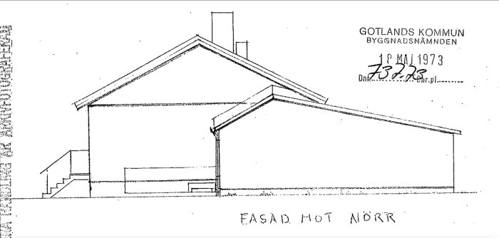 Ritning av ett hus med fokus på garaget, sedd från norr, daterad 18 maj 1973 av Gotlands byggnadsnämnd.