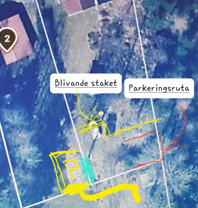 Satellitbild med markerade tomter och infart; gula linjer visar infartsväg, medan gröna och röda markeringar indikerar framtida staket och parkeringsyta.