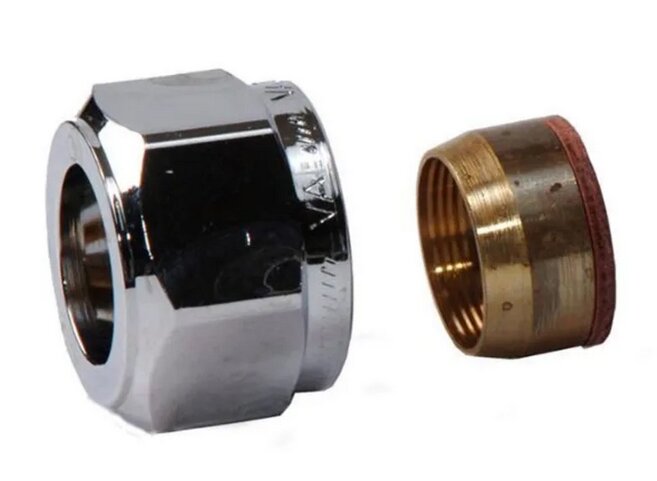 Förkromad halvkoppling och mässingsgänga, vanligt scenario för anslutning av rör till vattenutkastare, enligt beskrivning.