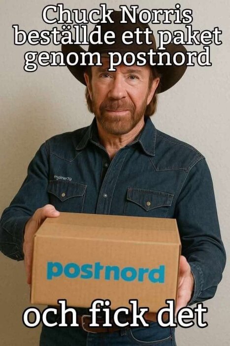 Person hållet ett paket från Postnord med text ovanför om att ha beställt och mottagit paketet, refererande till en välkänd skämtfigur.