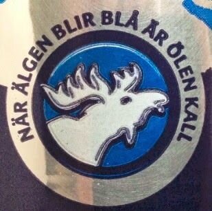En etikett med texten "När älgen blir blå är ölen kall" och en bild av en blå älg.