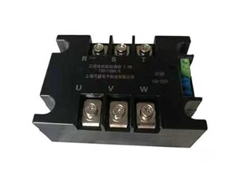 Svart rektangulär mjukstartsanordning med anslutningspunkter märkta R, S, T, U, V, W för anslutning mellan motor och ström.