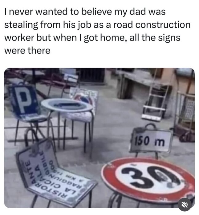 Stolar och bord gjorda av vägskyltar i en uteplatsmiljö.