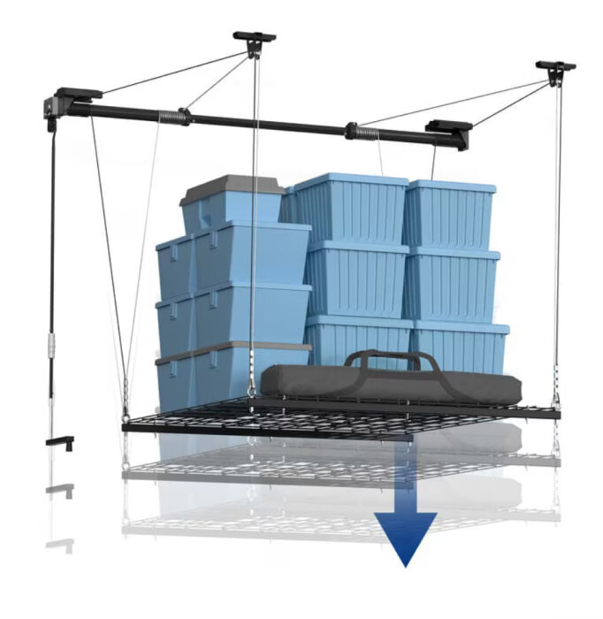 Fyrpunktslyftsystem för förvaring, med blå plastlådor och en svart väska på en hylla, del av en DIY-lösning för utrymmesoptimering.