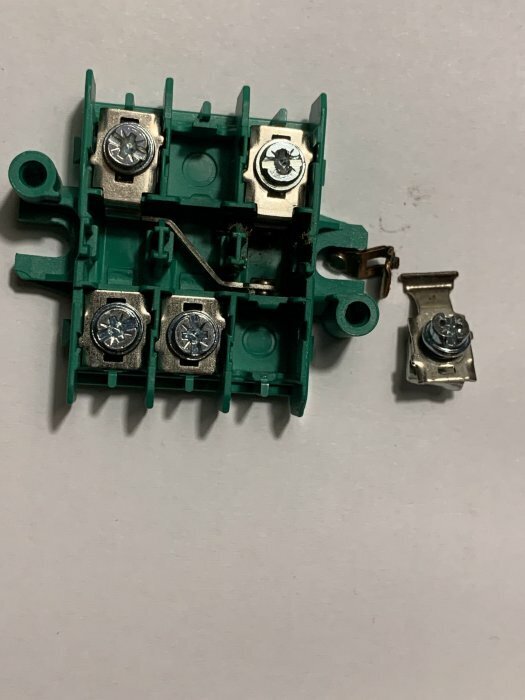 Isärplockad Eljo/Schneider trappströmbrytare med fyra synliga skruvar och separerade metallkontakter, visar kopplingsdetaljer.