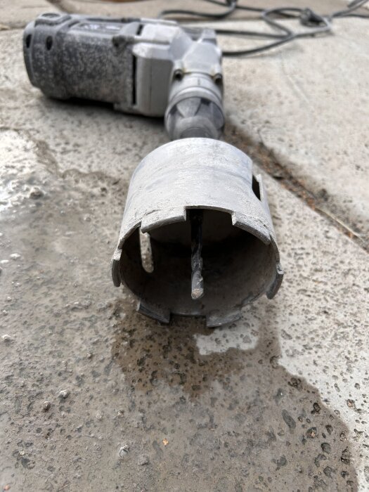 Kärnborr och betongborrmaskin placerade på betonggolv.