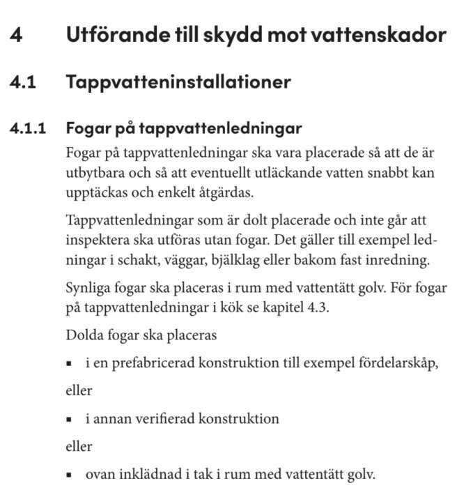 Utförande av tappvatteninstallationer för att skydda mot vattenskador, inklusive placering av fogar och krav på vattentätt golv i vissa rum.