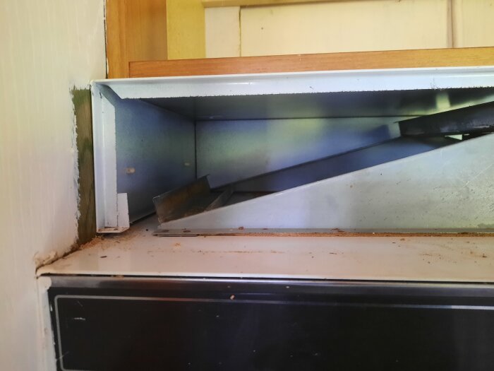 Metallstruktur i kök efter att plåtar och filter tagits bort, visar insidan av en ventilationsinstallation.