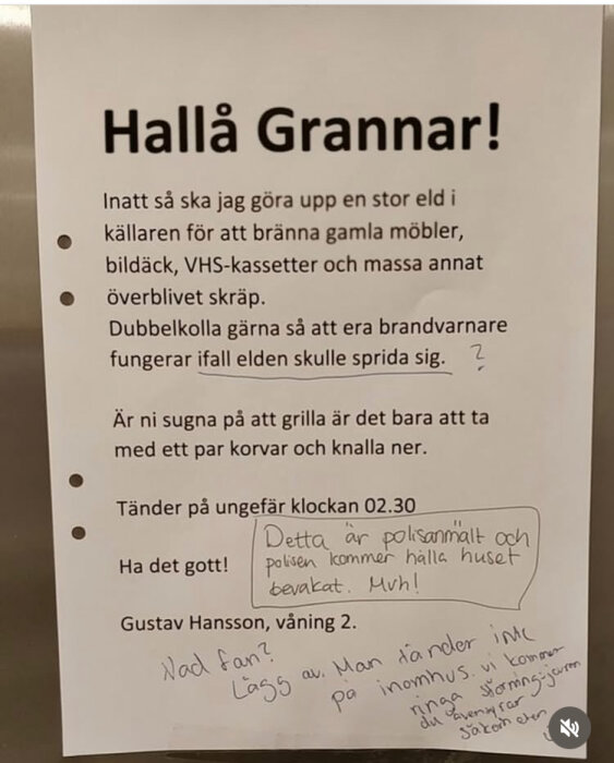 En lapp i ett trapphus med meddelande om eldning i källaren, kommentarer från grannar om att det är olämpligt och att det är polisanmält.