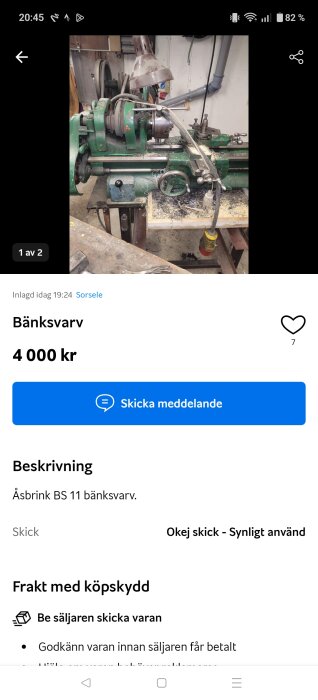 Grön bänksvarv med metallspån på bordet, omgiven av verkstadsmiljö; en äldre modell med synligt slitage.