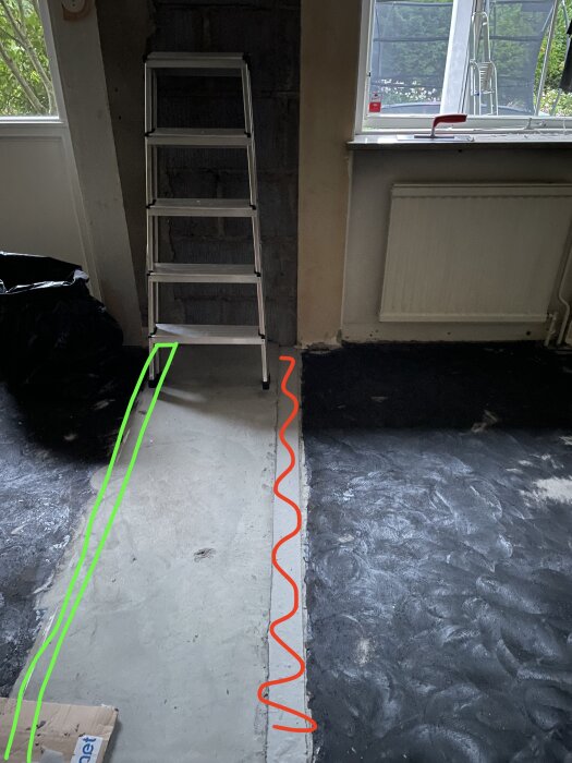 Rum med ojämnt golv markerat i grönt och rött, stege framför vägg och fönster.