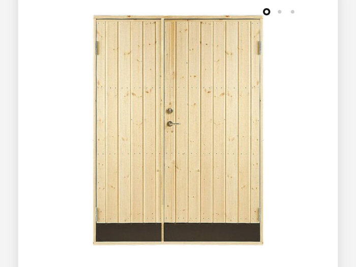 Tvådelad träförådsdörr med karm och tröskel, med ett dörrhandtag i mitten.