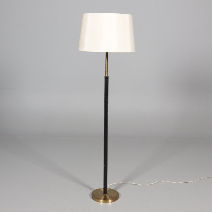 Golvlampa 70tal med skärm.jpg