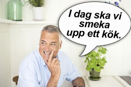 Man vid bord med talbubbla: "I dag ska vi smeka upp ett kök." Inredning och växt i bakgrunden.