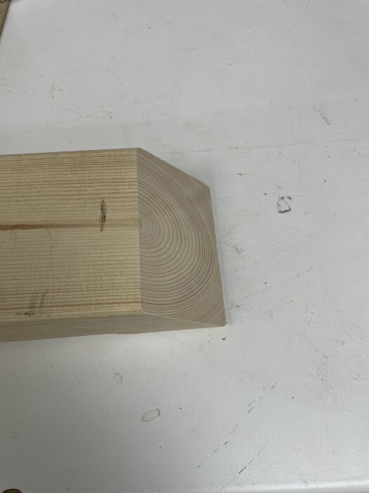 45-graderskapad regel av trä, 45x95 mm, visar en snittyta med synliga årsringar och en jämn kapning mot ett vitt underlag.