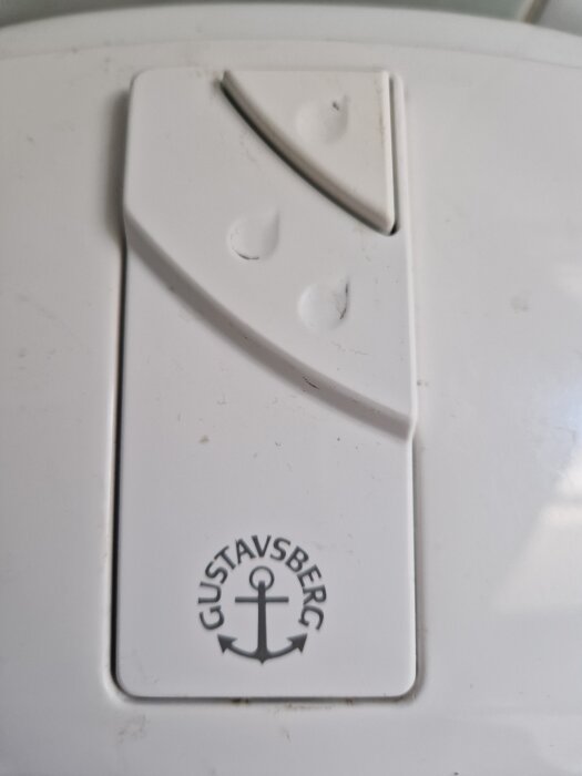 Gustavsberg spolknapp på toalett med två knappar och ankarlogga.