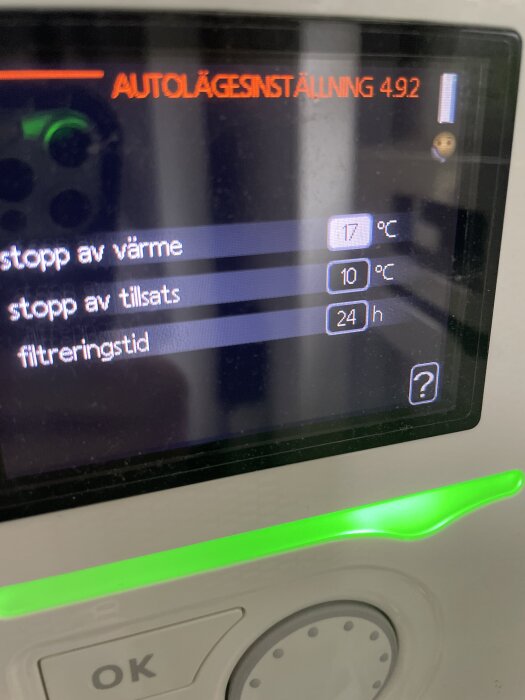 Display av värmesystem med inställningar: stopp av värme 17°C, stopp av tillsats 10°C, filtreringstid 24h, text "AUTOLÄGESINSTÄLLNING 4.92".
