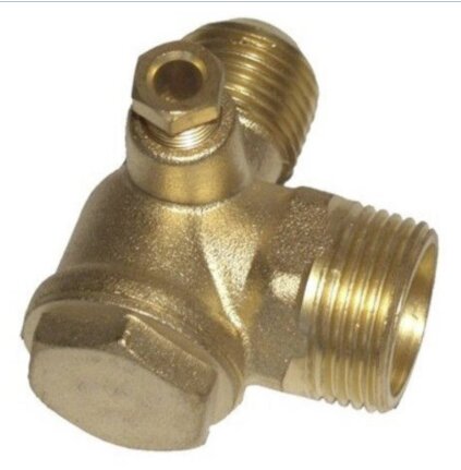 En guldig mässingskoppling med tre gängade anslutningar, lämpad för användning i medtryckslangsystem.