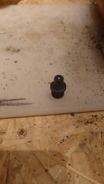 Gnistmodul från en Paslode Impulse IM 350/90 CT på en träyta.