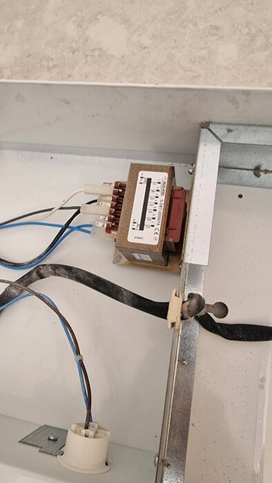 Transformator med anslutna kablar i köksrenovering, del av spiskåpesystem.